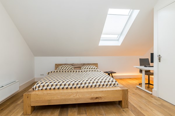 Foto - Te koop: In een rustige en kindvriendelijke woonomgeving staat deze moderne geschakelde twee-onder-een-kapwoning (bouwjaar 2011) met aangebouwde stenen garage, stijlvolle overkapping, vier slaapkamers, twee...